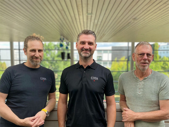 Michael Schwarzer (l.) und Ton Groen (r.) freuen sich über ihren neuen Kollegen Matthias Perathoner (M.)