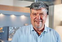 „Der Weg ist klar“ – wie Jan Eveleens Riedel in die Zukunft führt Jan Eveleens, Riedel / KI-unterstützt (Generative Expand)