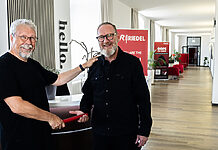 Oliver Burgdorf wird neuer Chief Sales Officer bei RIEDEL Networks Oliver Burgdorf und Bernhard Pussel bei der Staffelübergabe