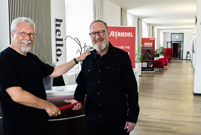 Oliver Burgdorf und Bernhard Pussel bei der Staffelübergabe