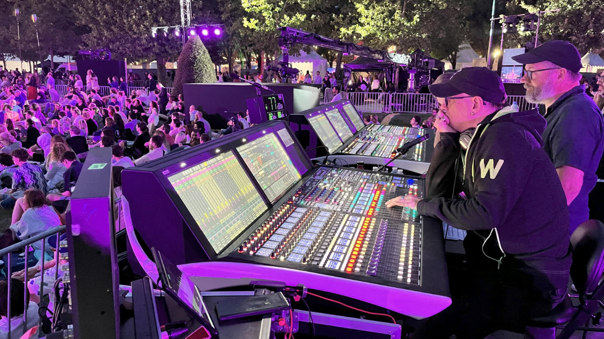 Am FOH mischte Nadège Antonini das Orchester mit einer 48-Fader Lawo mc²56 – eingebettet in ein IP-basiertes RAVENNA-Netzwerk mit A__UHD Core.