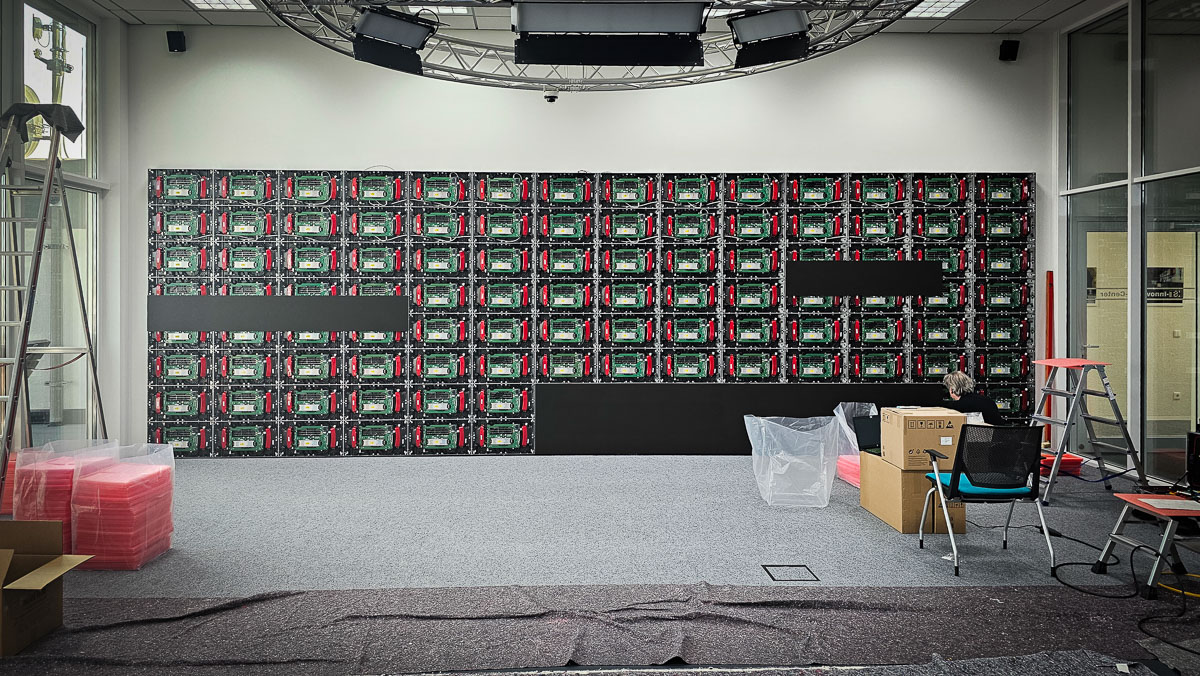 Die DirectLight Pro 1.2B Module von Leyard Europe während der Installation im Studio A.