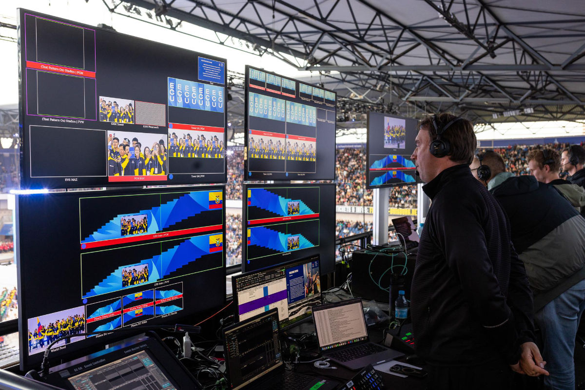 Blick hinter die Kulissen während der laufenden Eröffnungszeremonie in der Schauinsland Reisen Arena in Duisburg