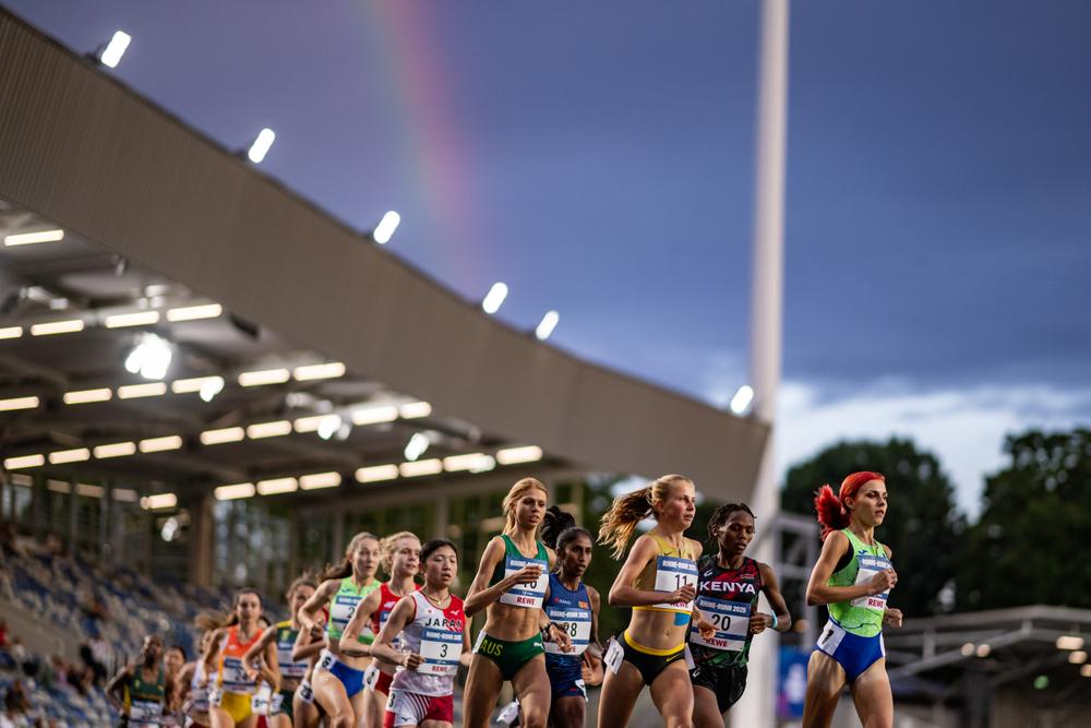 Das 10.000-Meter-Finale der Damen im Lohrheidestadion – über der Leichtathletik-Produktion spannt sich ein Regenbogen.