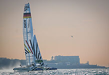 ZDF überträgt SailGP vor Rügen live – Highspeed-Segeln erstmals in Deutschland Das deutsche SailGP-Team beim Rennen in Cádiz: Am 16. und 17. August tritt die Crew erstmals auf heimischem Wasser vor Rügen an – live im ZDF.