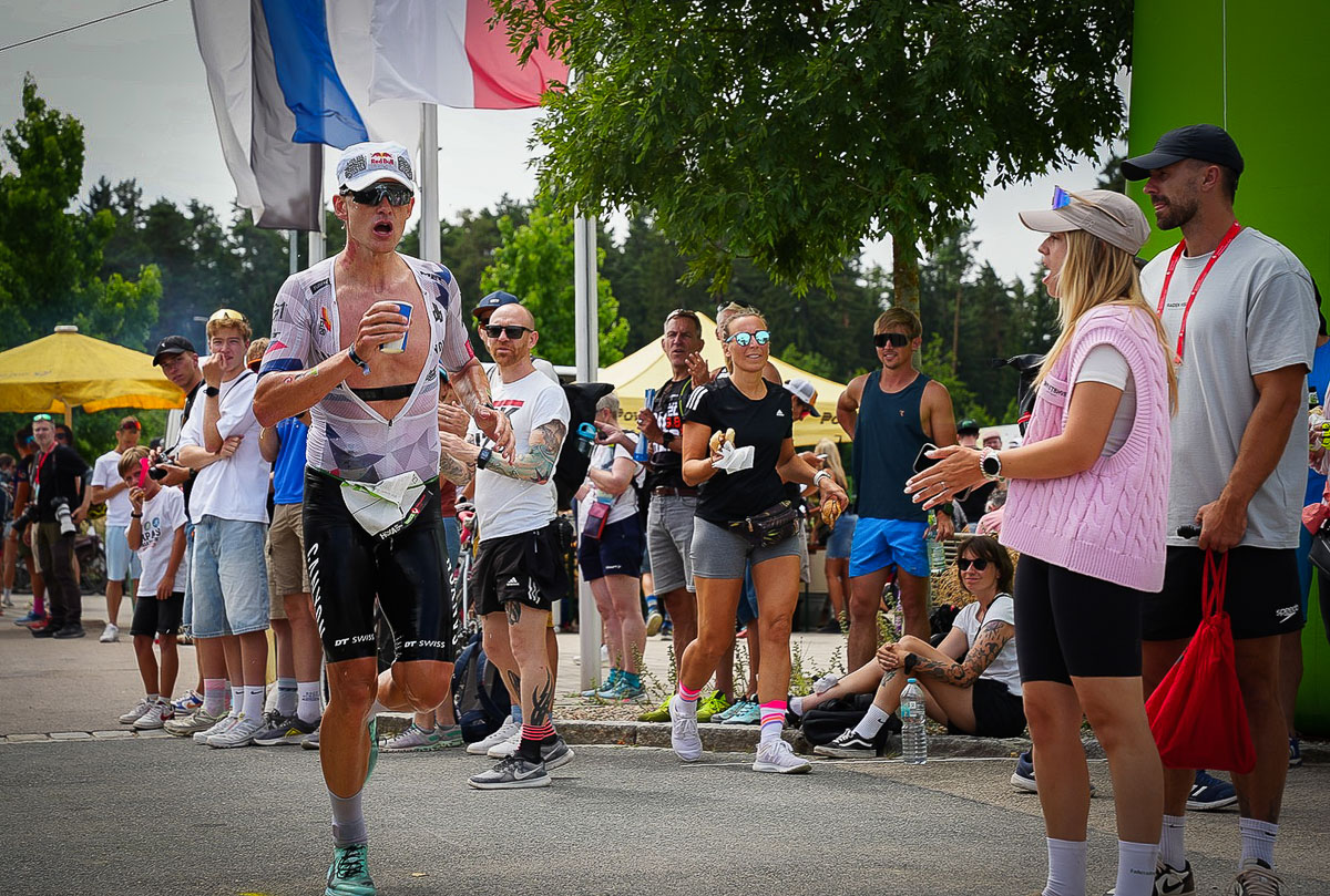 Auch Triathletin und Social-Media-Star Paula Enzweiler (@paula.enx, re.) feuert die Athleten am Streckenrand begeistert an.