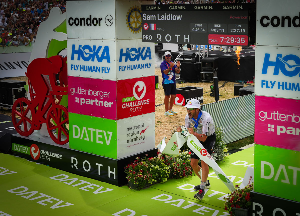 Sam Laidlow gewinnt die Challenge Roth und feiert als Gesamtsieger der Herren seinen Zieleinlauf im Stadion.