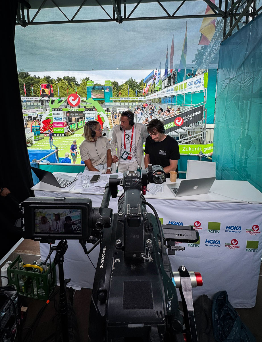 Blick ins Studio im Stadion: In der Mitte Renndirektor Felix Walchshöfer, flankiert von den Moderatoren des internationalen Streams.