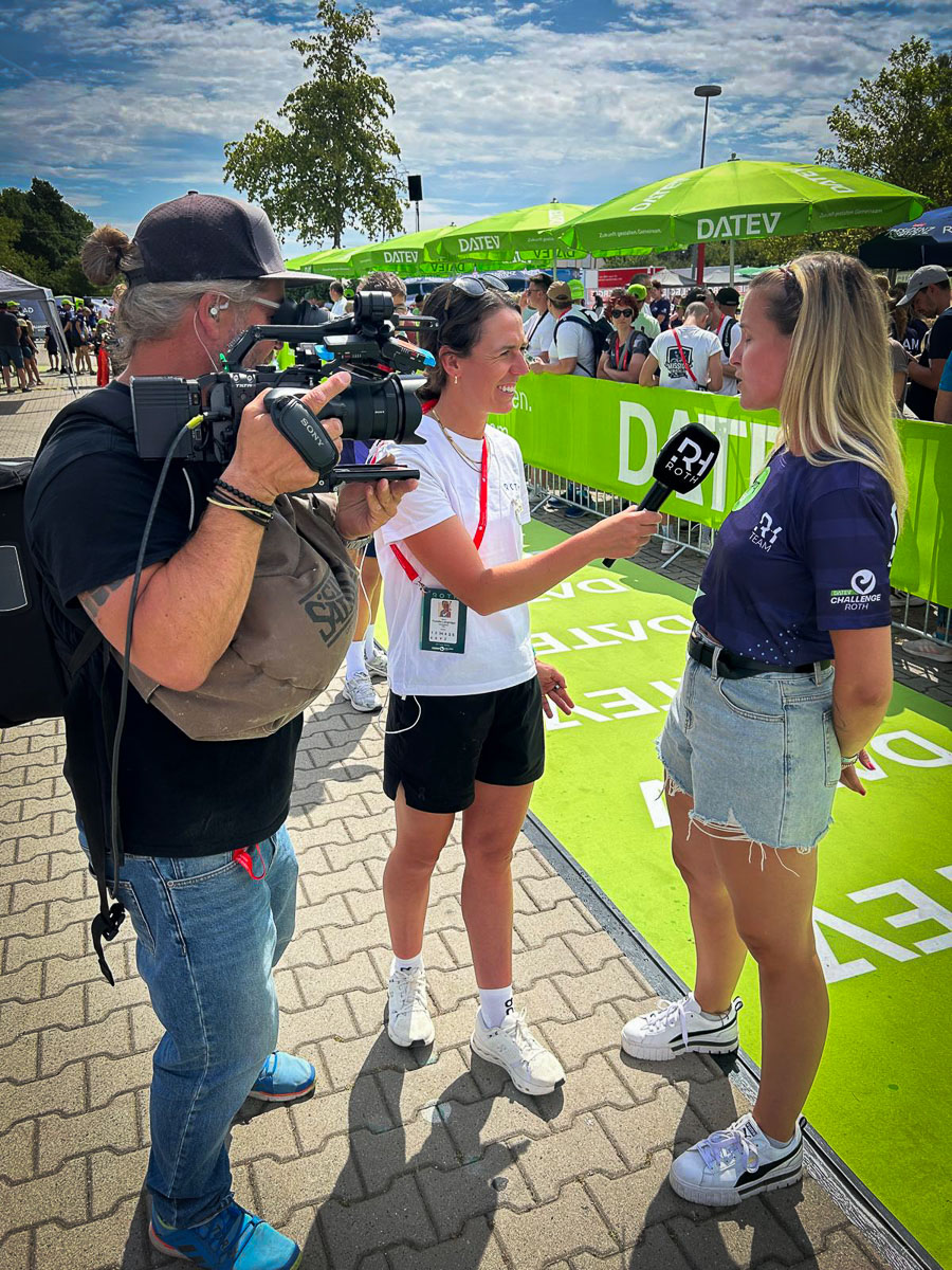 Interview des DropIn-TV-Teams in der Wechselzone vom Radfahren auf die Marathonstrecke.