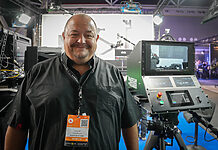 Blackcam VH1 steuert Broadcast-Kameras remote über Glasfaser Philipp Chudalla von Blackcam präsentiert auf der IBC 2025 das VH1-System