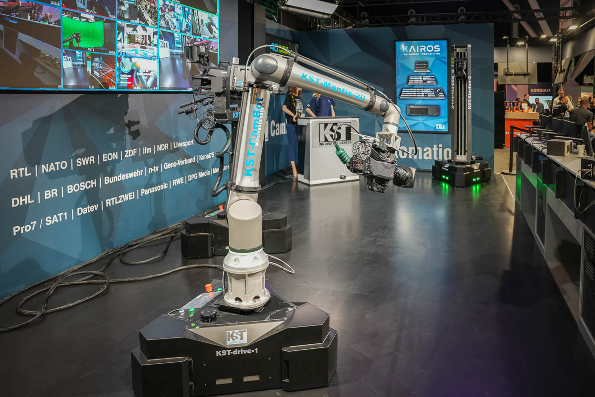 Im Vordergrund das frei verfahrbare Kamerasystem MANTIS, dahinter das neue vertikale System Elevion.