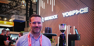Skalierung im Sekundenbruchteil Paul Davies, Head of Marketing bei Yospace, am IBC 2025-Stand in Amsterdam