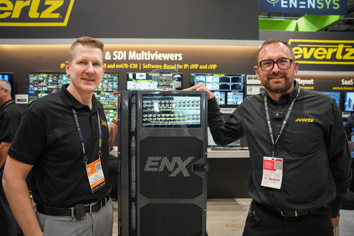 Joshua Vanarnhem (Director A&V Routing, Evertz) und Sebastian Ruchti (Sales Director DACH, Evertz) präsentieren auf der IBC 2025 das neue ENX-System für hybride Routing-Infrastrukturen.