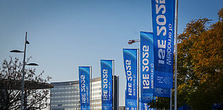 ISE 2026: Registrierung gestartet – AV-Branche bereitet sich auf neues Messejahr vor Der Haupteingang der ISE 2025 in der Fira de Barcelona – 2026 kehrt die AV-Branche erneut an diesen zentralen Treffpunkt zurück.