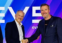 EVS und Qvest starten Partnerschaft für flexible Regie Thomas Müller (Qvest CTO), Serge Van Herck (CEO EVS), Peter Nöthen (CEO Qvest) und Nicolas Bourdon (CCO EVS), v.l.n.r. ©EVS