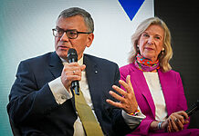 BR: Mit Brezenbot gegen Big Tech Staatsminister Dr. Florian Herrmann und Dr. Katja Wildermuth (Intendantin BR)