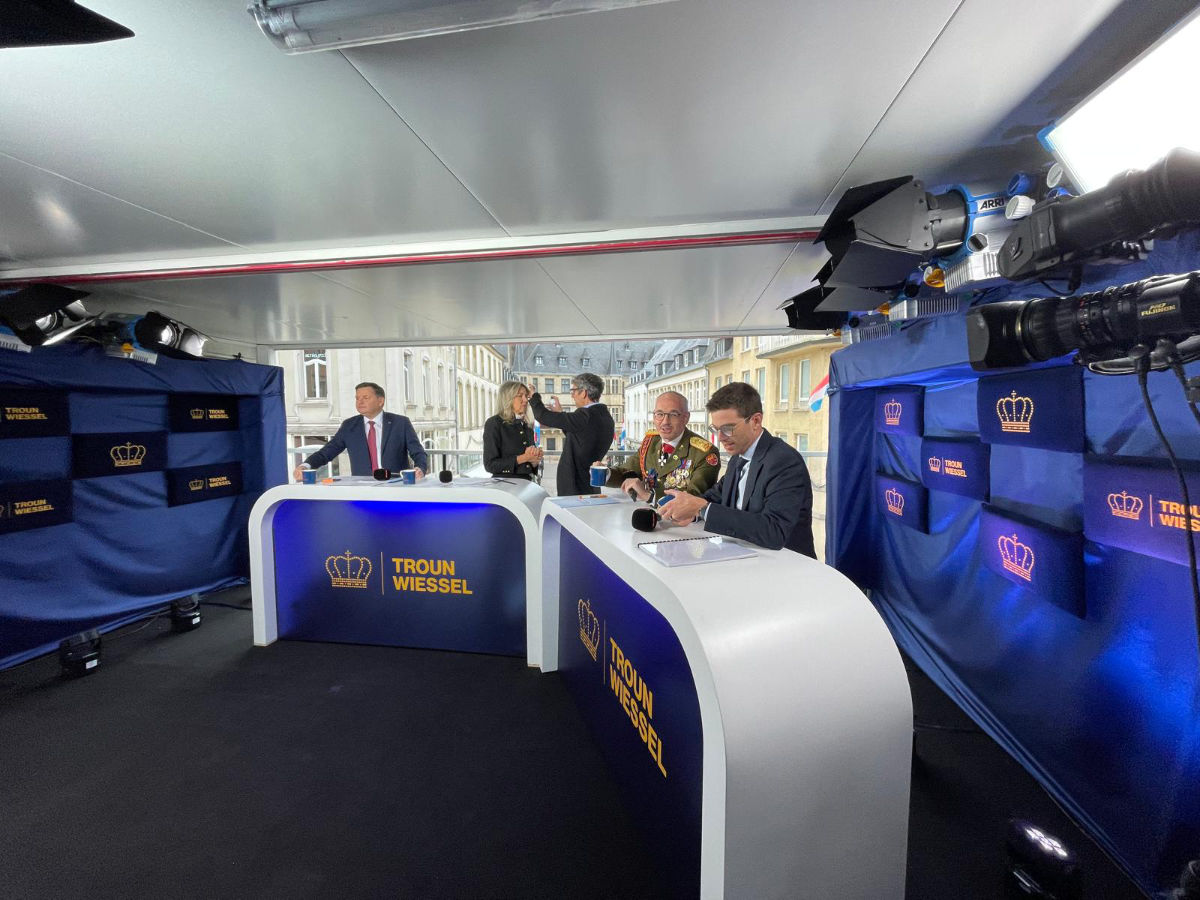 Im temporären Studio mit Blick auf den großherzoglichen Palast produzierte RTL Télé Lëtzebuerg das nationale Rahmenprogramm. 