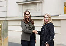 Neue Geschäftsführerin: Deutsche TV-Plattform beruft Nicole Ludwig Nach 17 Jahren als Geschäftsführerin übergibt Carine Chardon (li.) die Leitung der Deutschen TV-Plattform an ihre Nachfolgerin Nicole Ludwig.