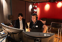 Sony 360VME: Immersive Studiomischung über Kopfhörer Musikproduzent und Tontechniker Charlie Bauerfeind beim Testhören mit 360VME.