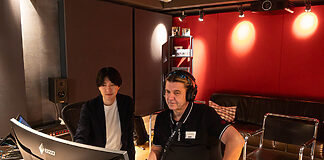 Sony 360VME: Immersive Studiomischung über Kopfhörer Musikproduzent und Tontechniker Charlie Bauerfeind beim Testhören mit 360VME.