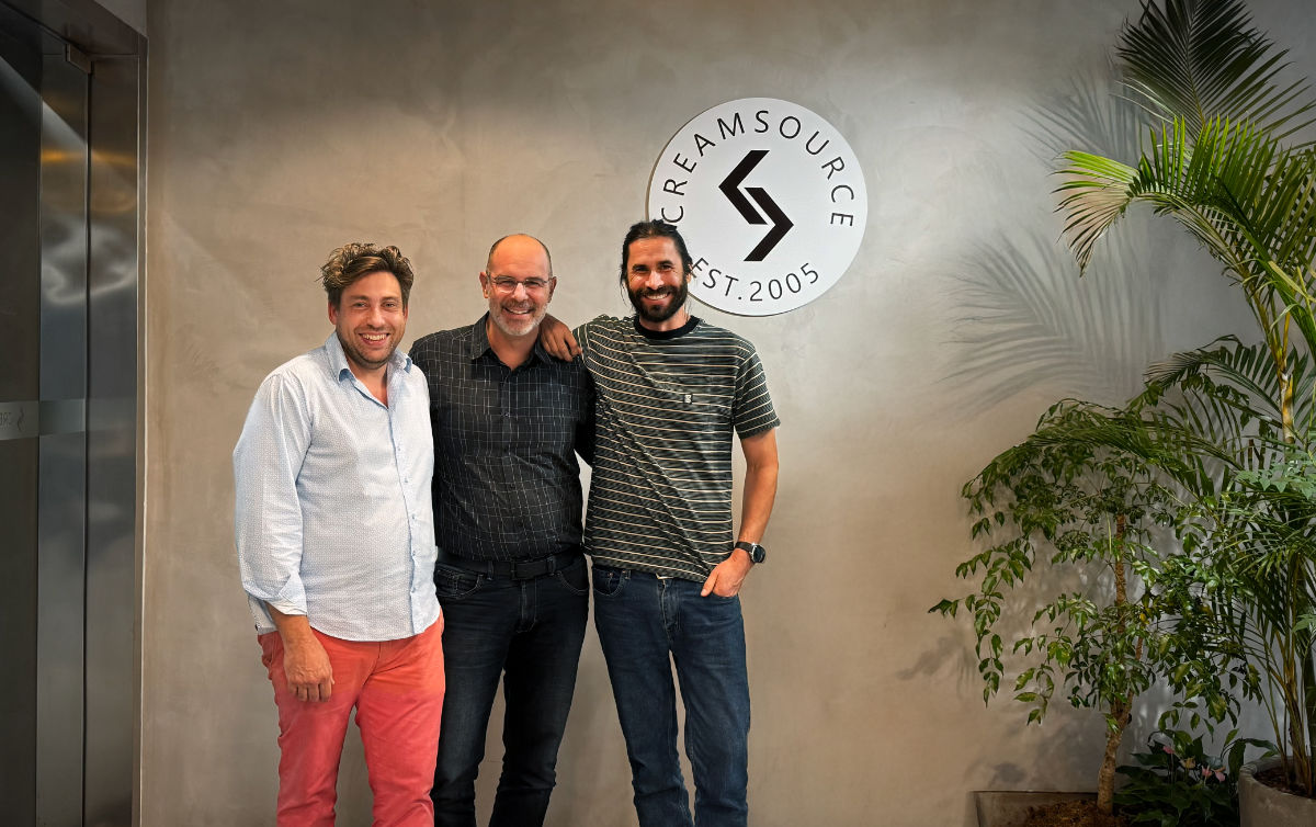 Markus Zeiler (Mitte) arbeitet künftig eng mit den Gründern Tama Berkeljon (links) und Sasha Marks (rechts) zusammen.