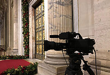 „Urbi et Orbi“ in Kinoqualität Eine Sony HDC-F5500V Systemkamera steht vor der Heiligen Pforte des Petersdoms