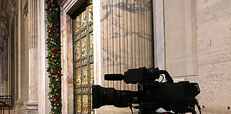 „Urbi et Orbi“ in Kinoqualität Eine Sony HDC-F5500V Systemkamera steht vor der Heiligen Pforte des Petersdoms