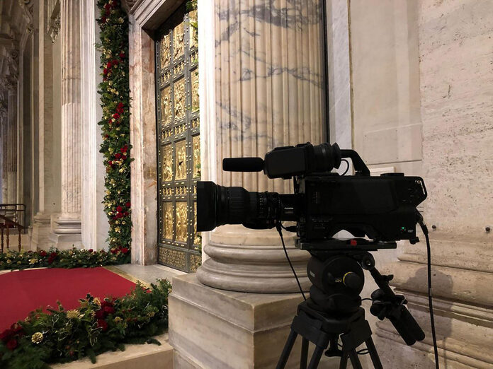 Sony HDC-F5500V Eine Sony HDC-F5500V Systemkamera steht vor der Heiligen Pforte des Petersdoms