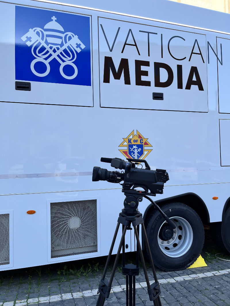 Sony HDC-F5500V Systemkamera vor einem Ü-Wagen von Vatican Media.
