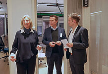 ARD-Studio Tel Aviv bezieht neuen crossmedialen Standort Von links: Dr. Kathrin Wildermuth (Intendantin, BR), Steffen Seibert (Botschafter der Bundesrepublik Deutschland in Israel) und Christian Limpert (trimediale Leitung, ARD-Studio Tel Aviv, BR) bei der Eröffnung des neuen BR-verantworteten ARD-Studios in Tel Aviv.