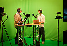 Corporate-TV bei Hagebau: Studio-Betrieb als One-Man-Show Hauke Mertens, Studio-Leiter bei Hagebau, im Gespräch mit mebucom auf den Hamburg Open 2026.