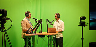 Corporate-TV bei Hagebau: Studio-Betrieb als One-Man-Show Hauke Mertens, Studio-Leiter bei Hagebau, im Gespräch mit mebucom auf den Hamburg Open 2026.