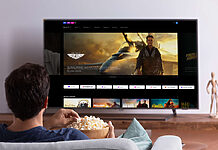 RTL+ meldet Meilenstein bei zahlenden Abonnements Mann schaut RTL+ auf TV