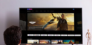 RTL+ meldet Meilenstein bei zahlenden Abonnements Mann schaut RTL+ auf TV