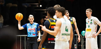 Riedel RefCam wird zum Forschungsinstrument im Basketball RefCam beim Basketball