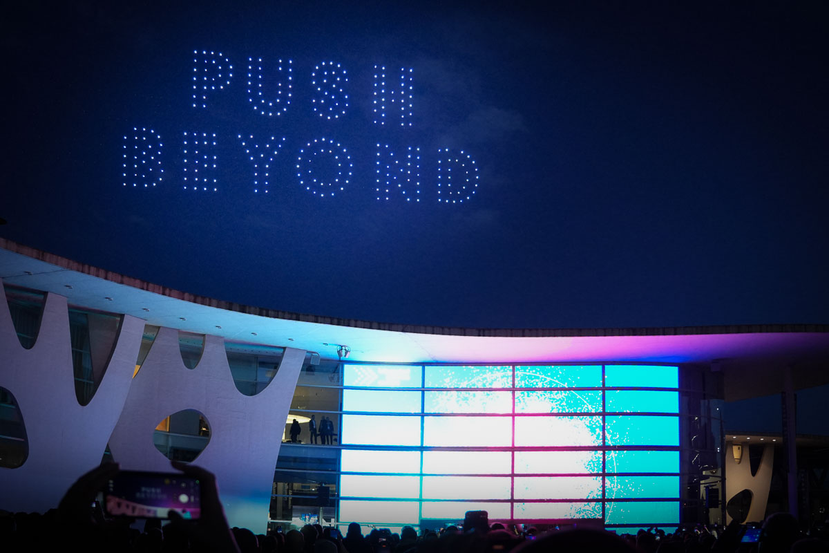 Eine Drohnen-Show über dem ISE-Messegelände.