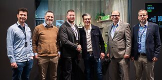 Shure stellt Distributionsmodell in Österreich neu auf Von links: Christian Eckl (Signal), Thomas Schäfer (Signal), Marc Nesselhauf (Shure), Matthias Reinthaler (Signal), Christian Thöni (Shure), Jens Rothenburger (Shure)
