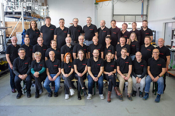 gruppenfoto_01-klein__620x@2x Das Team von Kathrein Broadcast.